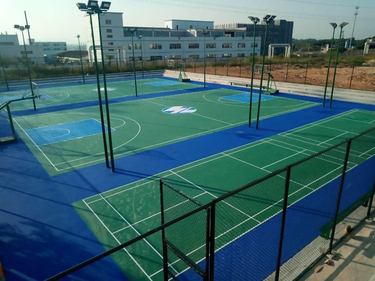 塑膠籃球場(chǎng)地面常見的三種材料